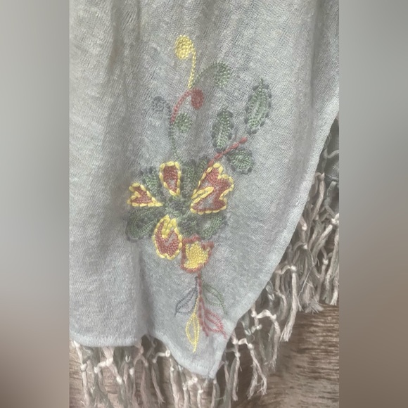 Lulumari Fringe Floral Embroidery Vest - Picture 13 of 16